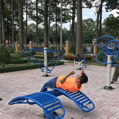 5 bài tập rèn sức bền đơn giản cho dân văn phòng tại công viên
