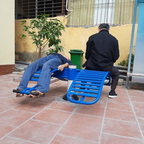 Bài tập giảm mỡ bụng hiệu quả với ghế tập ngoài trời