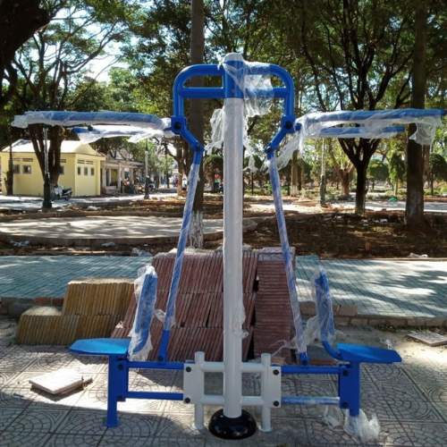 Cách tập với máy đẩy tay - kéo tay ngoài trời giúp phát triển cơ tay và ngực
