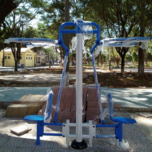 Cách tập với máy kéo tay công viên giúp tăng sức mạnh cơ vai và lưng trên