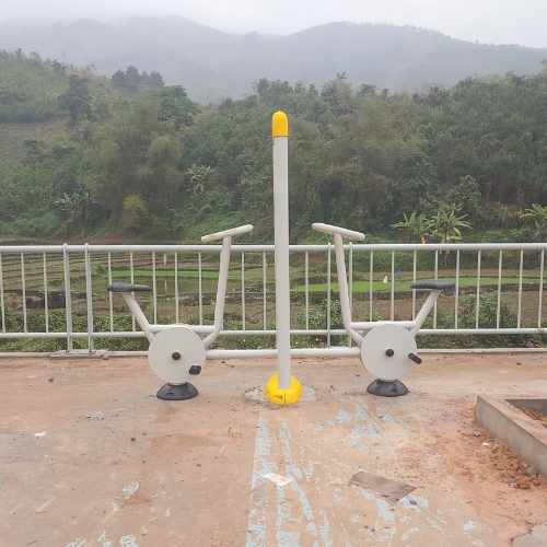 Tập luyện với máy đạp xe đôi công viên giúp tăng khả năng phối hợp nhóm cơ