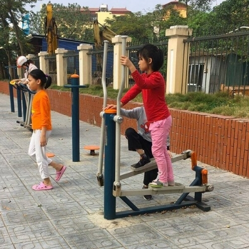 Vì sao trẻ em nên tập luyện ngoài trời thay vì ở trong nhà?