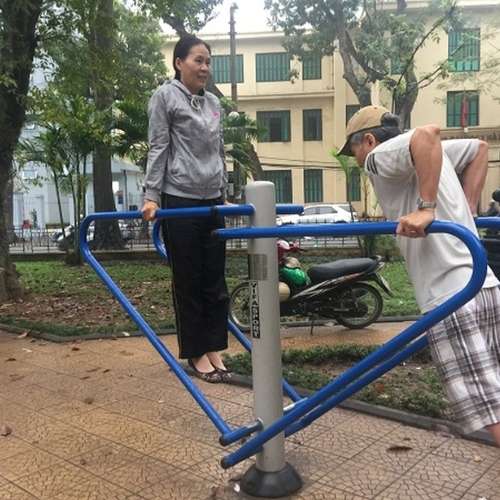 Vì sao xà kép luôn có mặt trong các khu vận động cộng đồng?