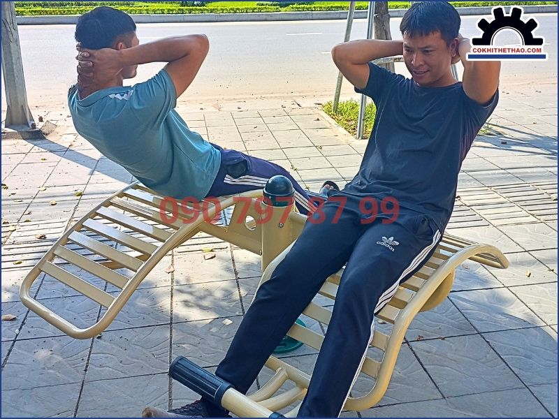 Các bài tập giảm mỡ bụng với ghế tập ngoài trời