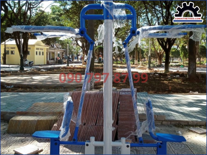 Chuẩn bị trước khi tập với máy kéo tay đôi công viên
