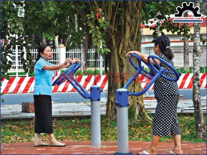 Lợi ích của máy đi bộ ngoài trời đối với sức khỏe người lớn tuổi