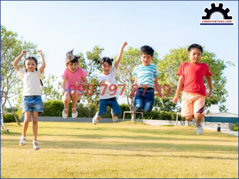 Tập luyện ngoài trời giúp trẻ phát triển thể chất toàn diện