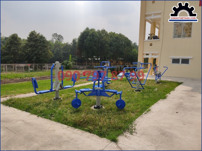 Tập xe đạp cố định ngoài trời