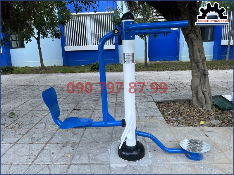 Tập xoay eo hoặc lắc hông với dụng cụ ngoài trời