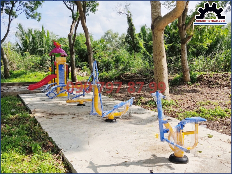 Vận động ngoài trời giúp trẻ học cách giao tiếp và làm việc nhóm